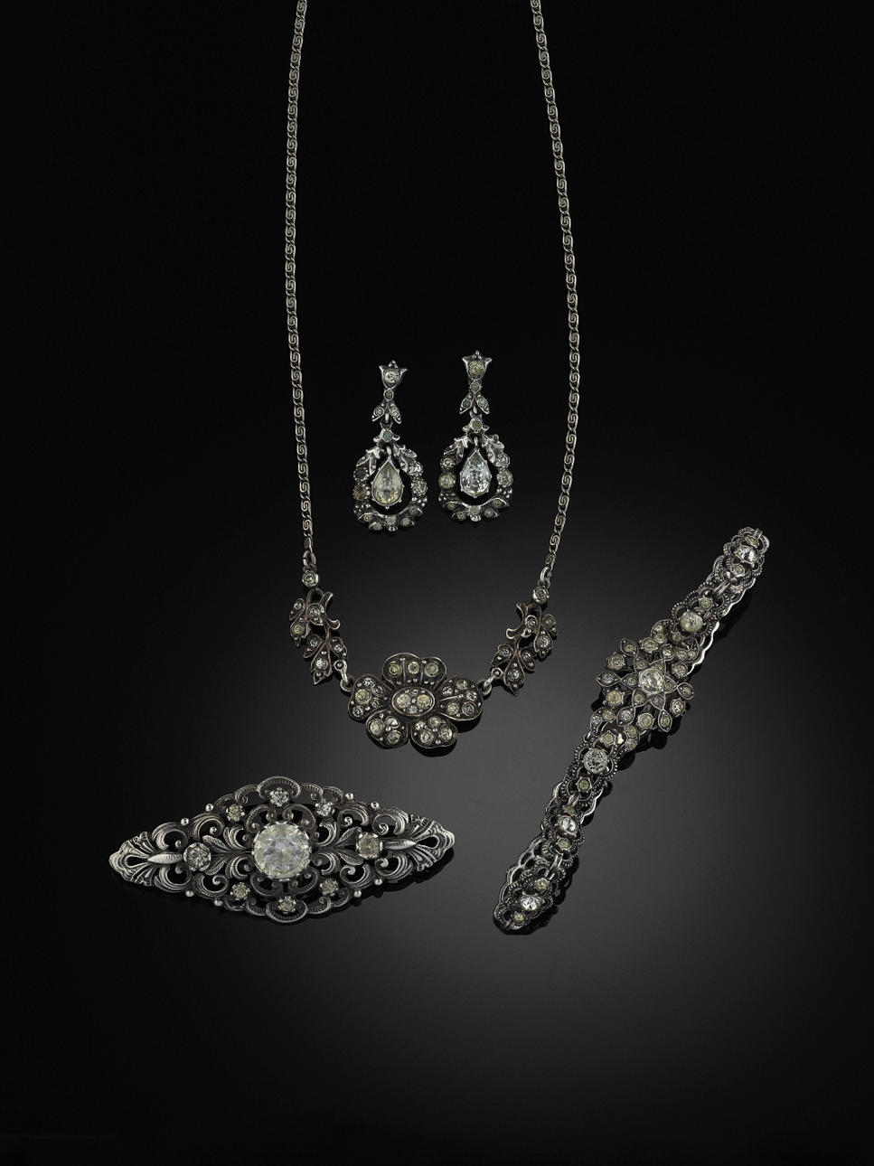 GARNITYR/SET, silver och paste bestående av collier, örhängen, armband och brosch.