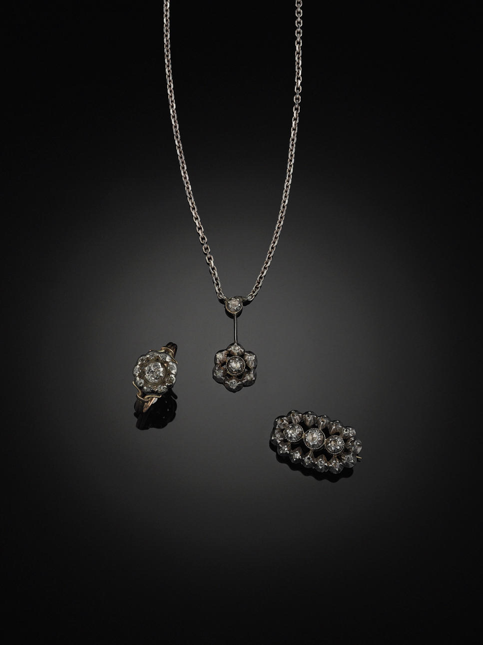 GARNITYR/SET, 14 kt guld och silver med rosenstenar bestående av hängsmycke, brosch och ring.