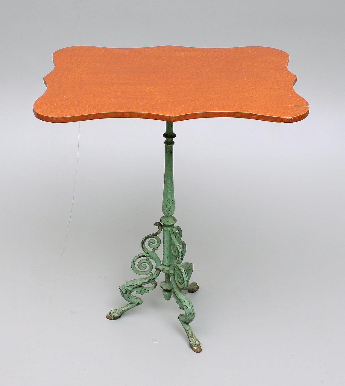 TRÄDGÅRDSBORD på gjutjärnsfot, 1800-tal.