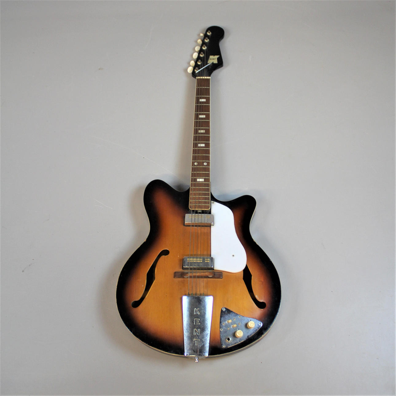 HALBAKUSTISCHE GITARRE Kent.