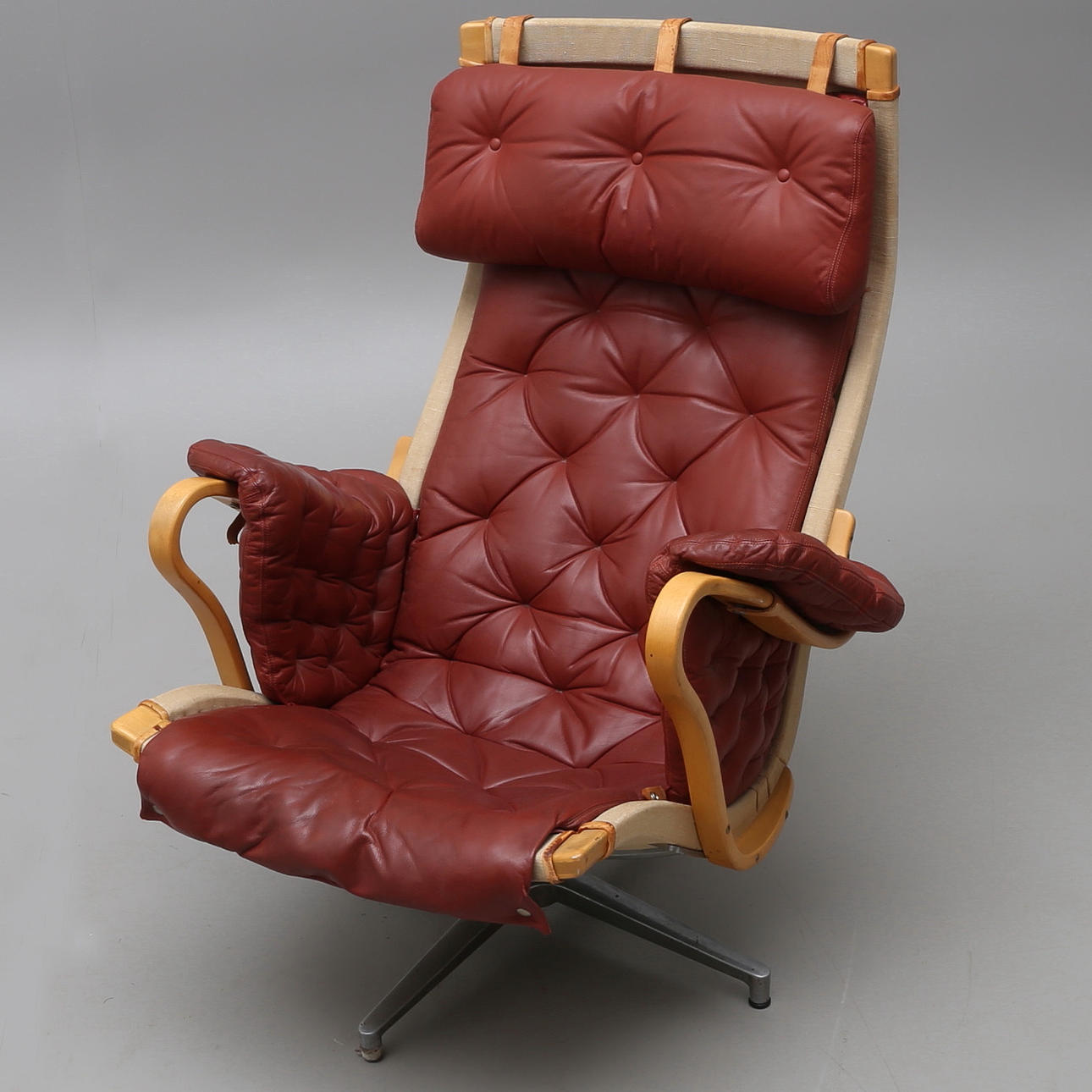 BRUNO MATHSSON. "Pernilla" Snurrfåtölj, för Dux.