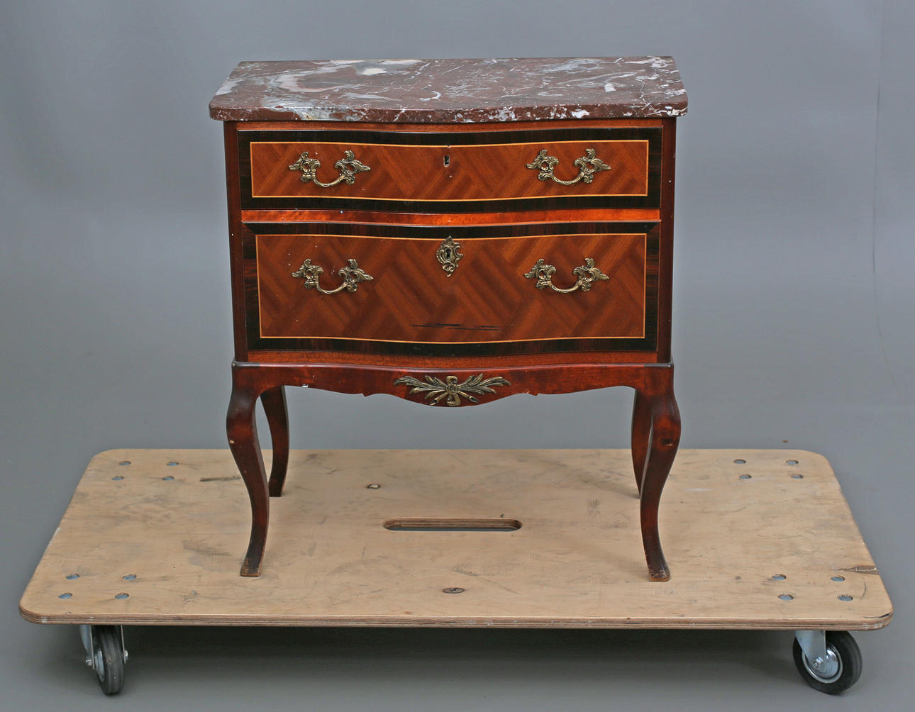 BYRÅ MED STENSKIVA, rokokostil, 1900-talets mitt.