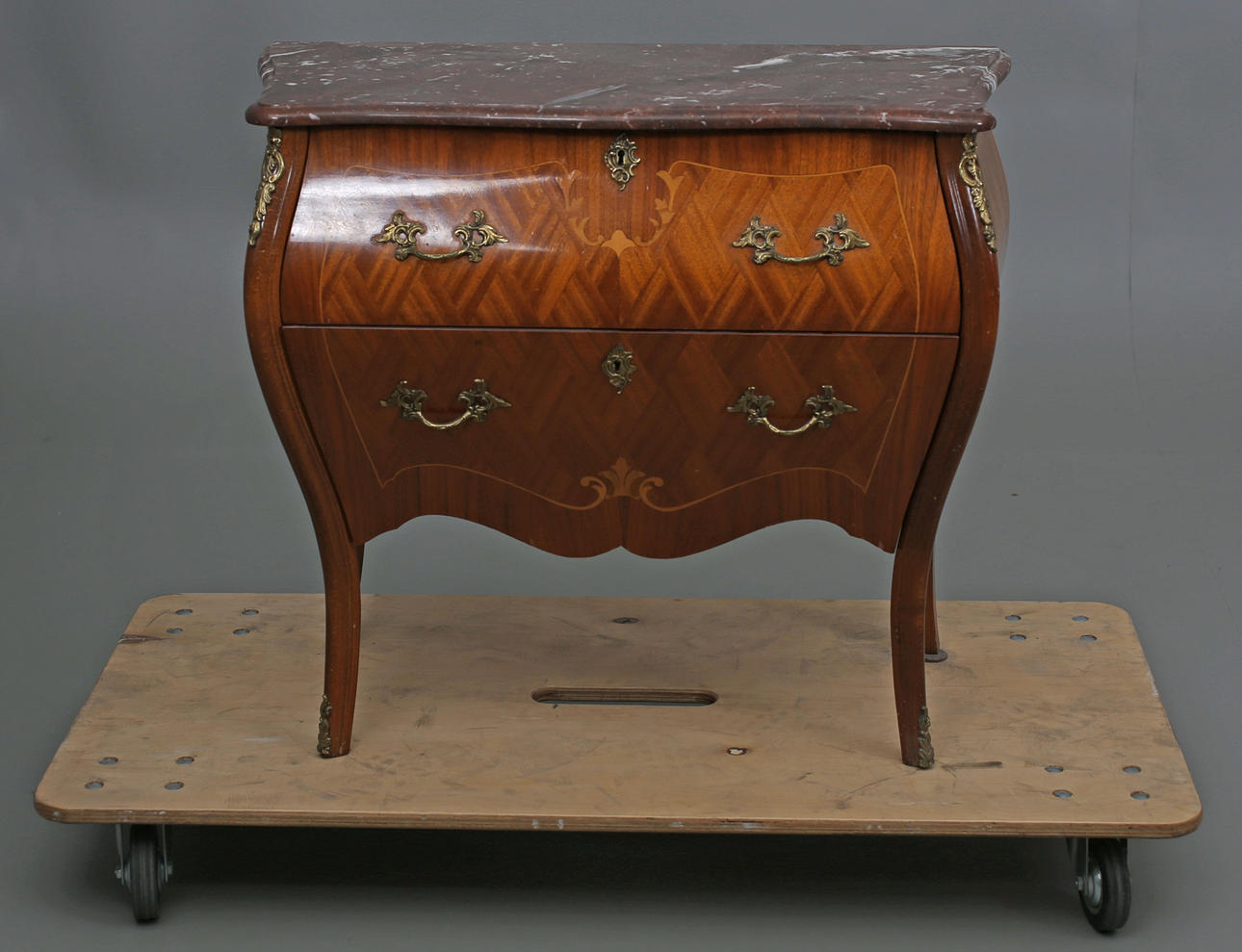 BYRÅ MED STENSKIVA, rokokostil, 1900-talets mitt.