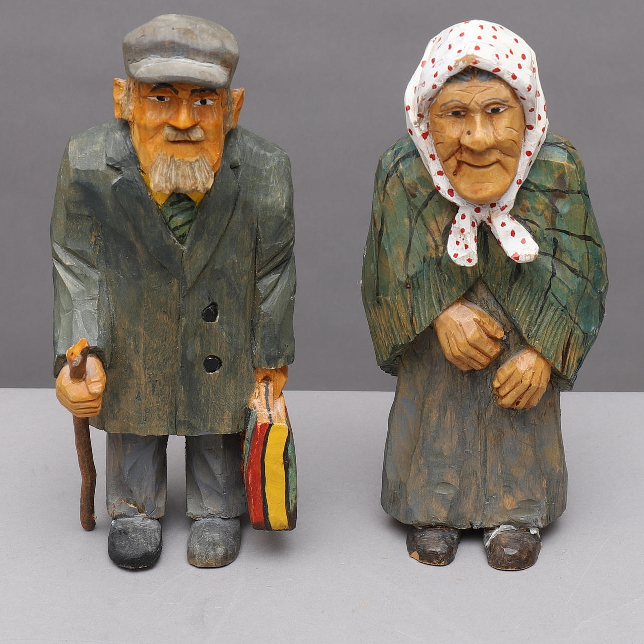 TRÄFIGURER, 2 st, snidade, bemålade, signerade ES.