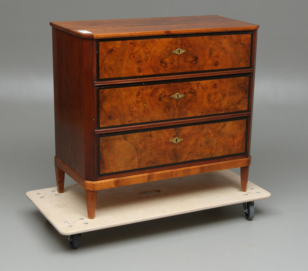 BYRÅ, med 3 lådor, 1800-tal.