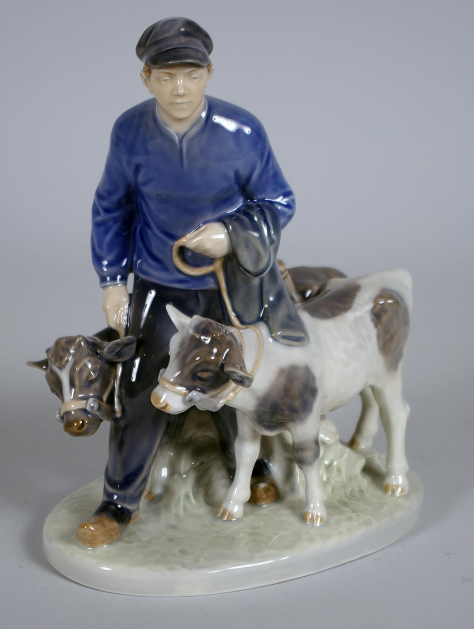 PORSLINSFIGUR, dräng med kalvar, Royal Copenhagen.