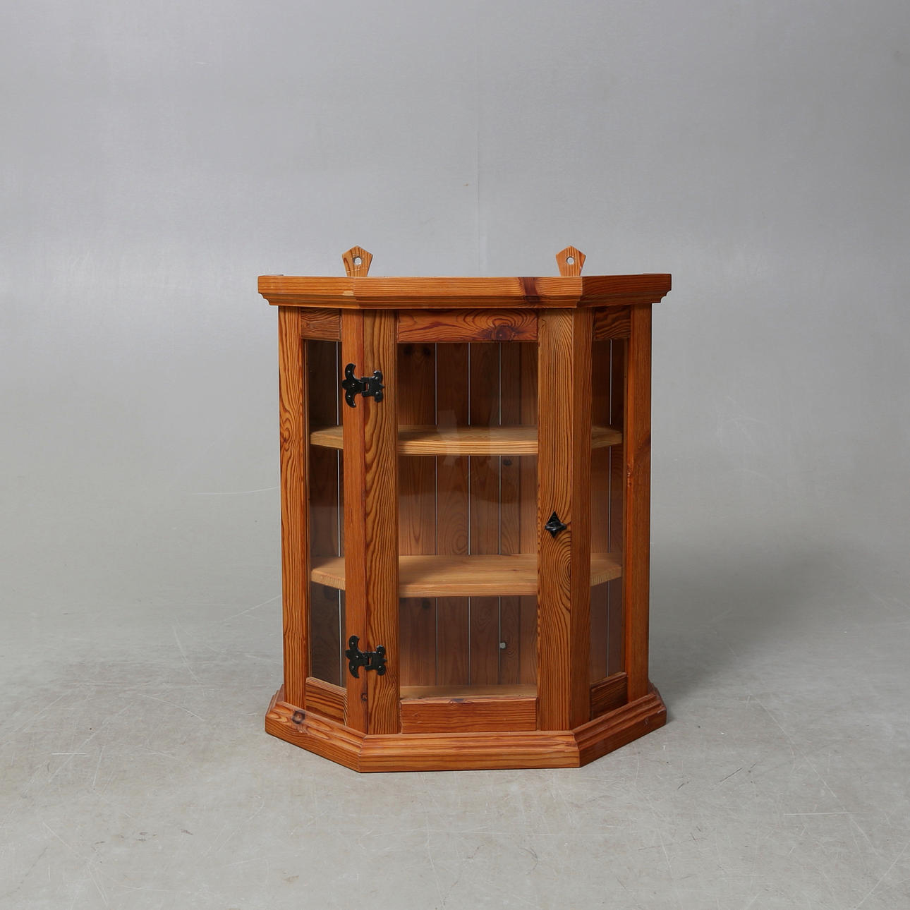 HANGING DISPLAY CABINET, 1900s.