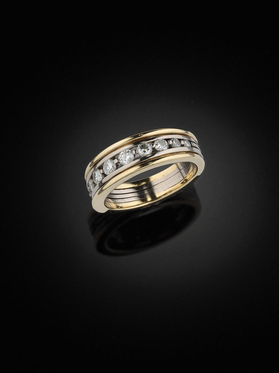 RING, 18 kt guld och vitguld med 10 briljanter ca 0.50 ct.