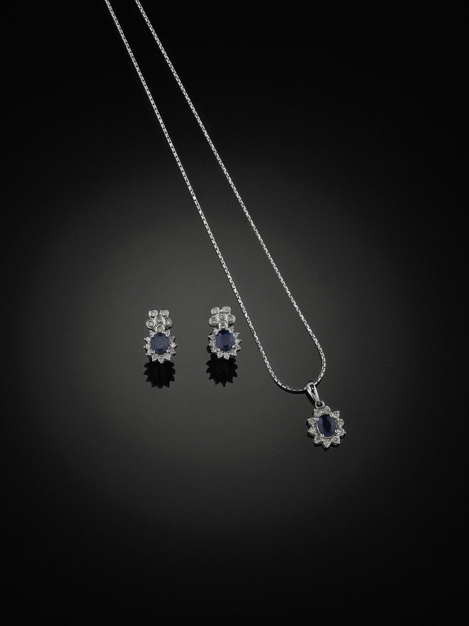 HÄNGE OCH ÖRHÄNGEN, 18 kt vitguld i karmosémodell med safirer och små briljanter.