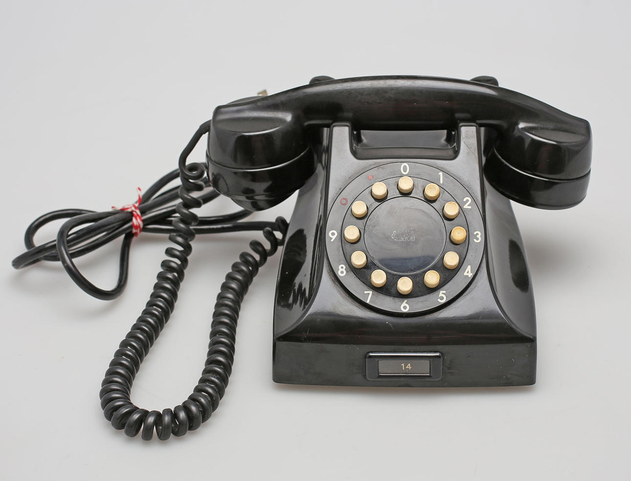 TELEFON MED KNAPPSATS, modell DBH 16301, LM Ericsson, 1950-tal.