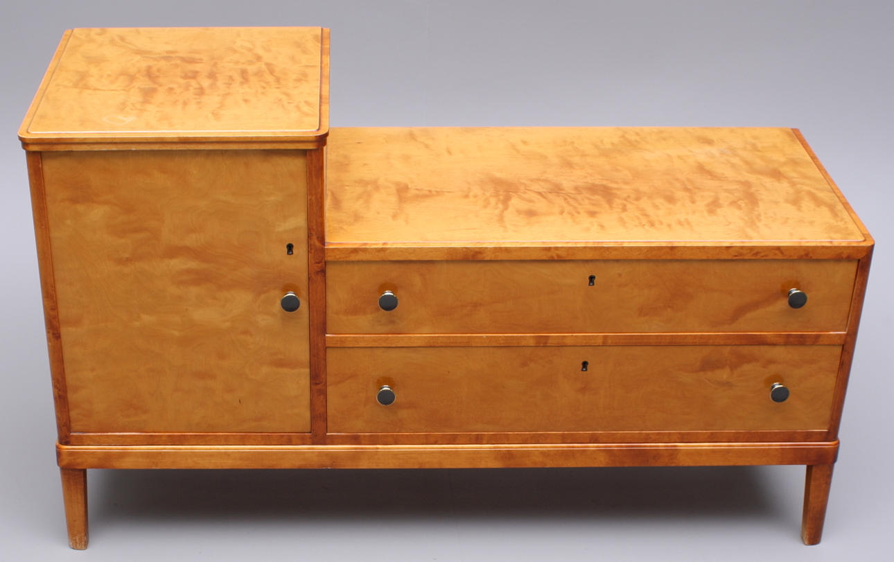 HALLBYRÅ, trä, tvålådig, dörr.