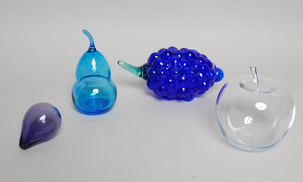 FRUKTER, 4 st, glas, signerade, bland annat Gunnel Sahlin, Boda.