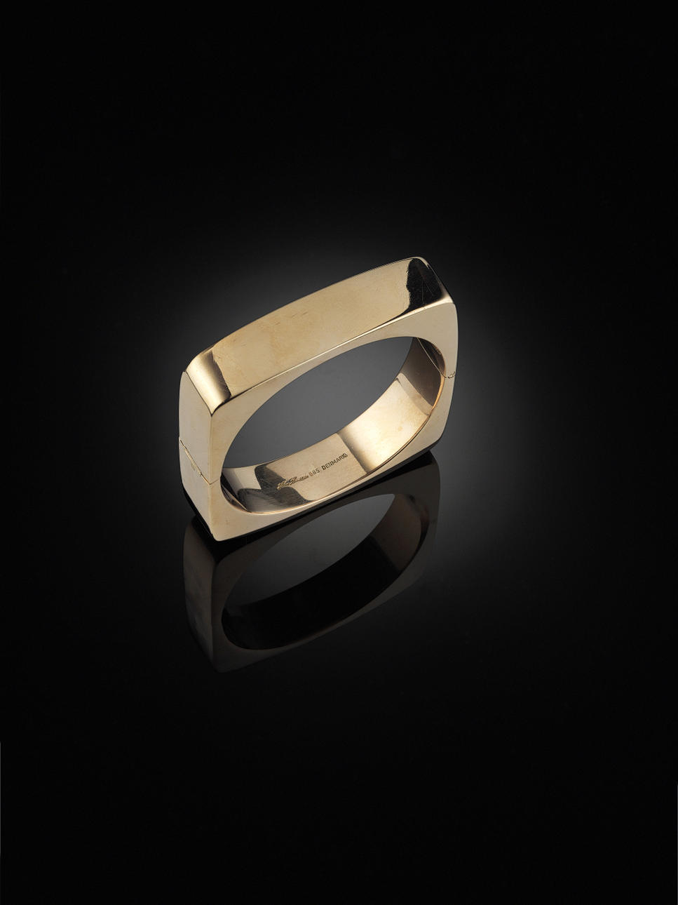 ARMRING, 14 kt guld i fyrkantig modell (små skador).