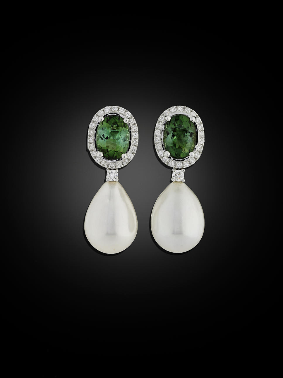 ÖRHÄNGEN, 18 kt vitguld med gröna turmaliner 2.78 ct, briljanter 0.35 ct och 2 droppformade odlade sötvattenpärlor, 14 x 10 mm.