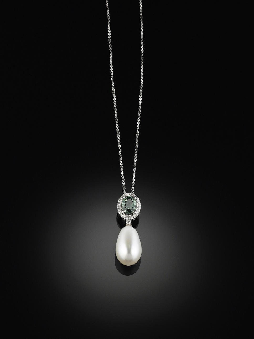 HÄNGE, 18 kt vitguld med en grön turmalin 1.02 ct, briljanter 0.20 ct och en droppformad odlad sötvattenpärla, 16 x 10 mm, vikter enligt uppgift.