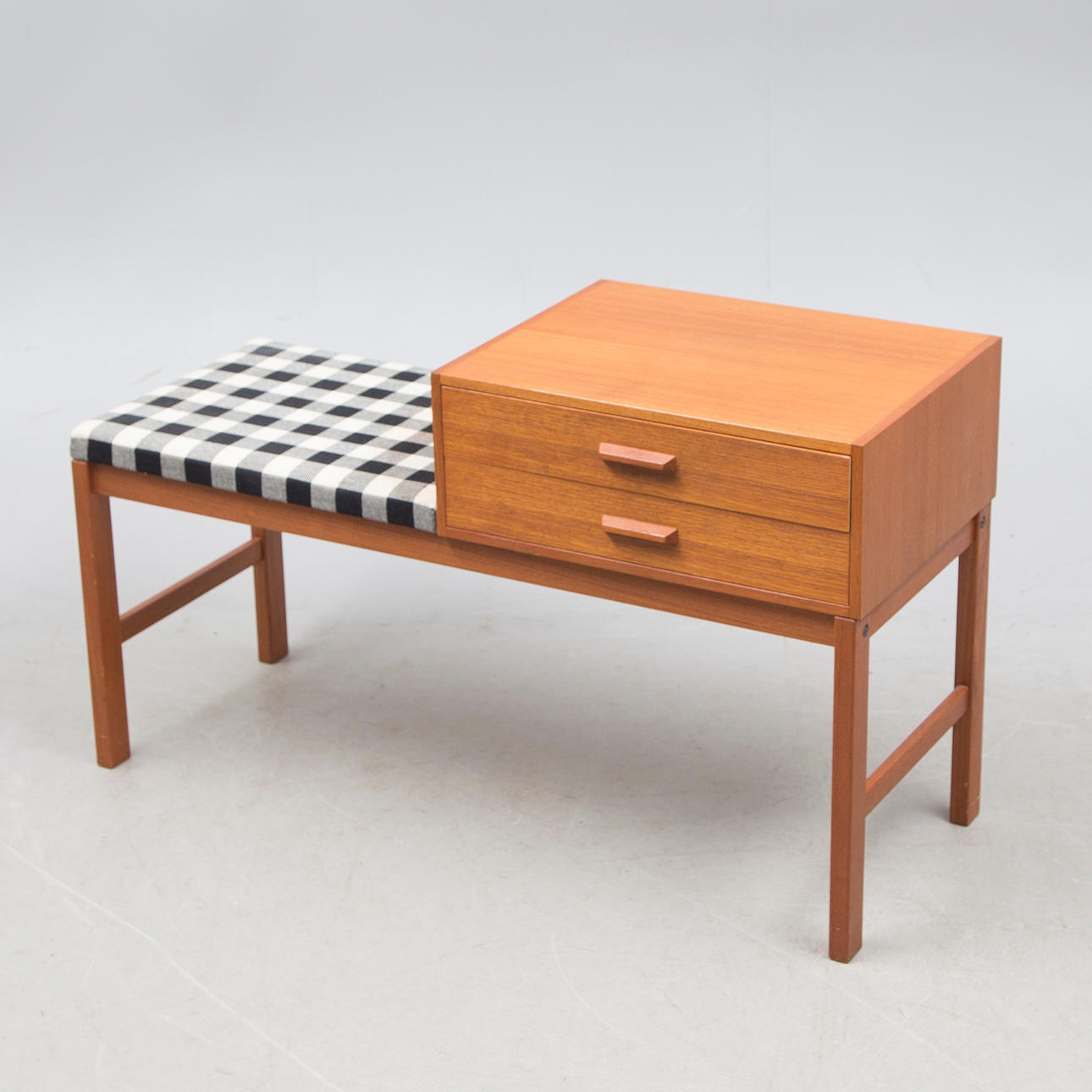 TELEFONBÆNK, teaktræ, 20. århundrede.