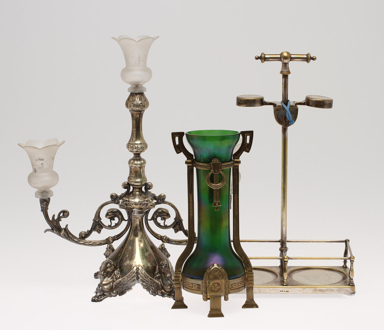 KANDELABER, FLASKSTÄLL samt VAS, metall, glas, 1900-tal.