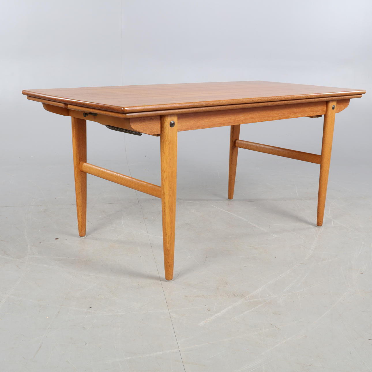 PÖYTÄ, Nostettava ja laskettava.