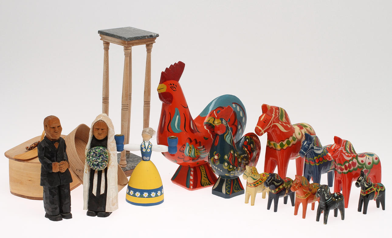 PARTI DIVERSE TRÄFÖREMÅL, Bl a Dalahästar, dalatuppar, snidat brudpar, piedestal i miniatyr m m. 1900-tal.