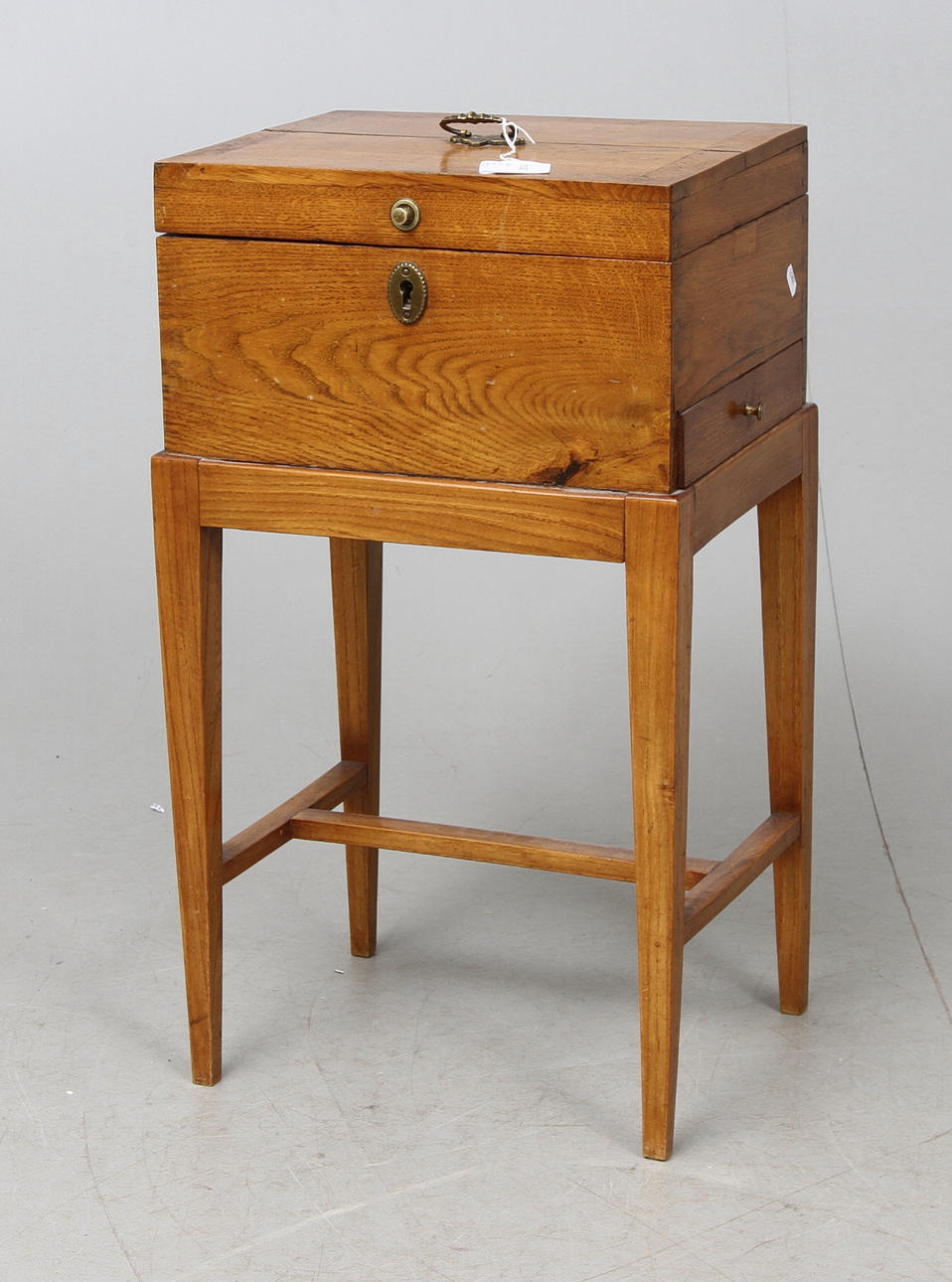 SKRIN på ställning, omgjort sockerskrin, 18/1900-tal.