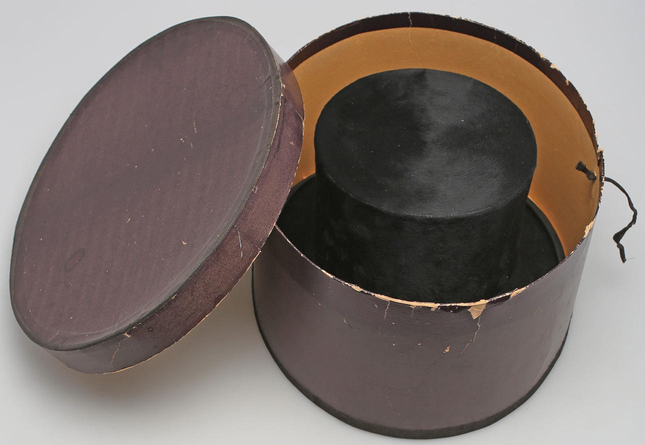 CYLINDERHATT MED TILLHÖRANDE HATTASK, Linton Prima Quality, 1900-talets första hälft.