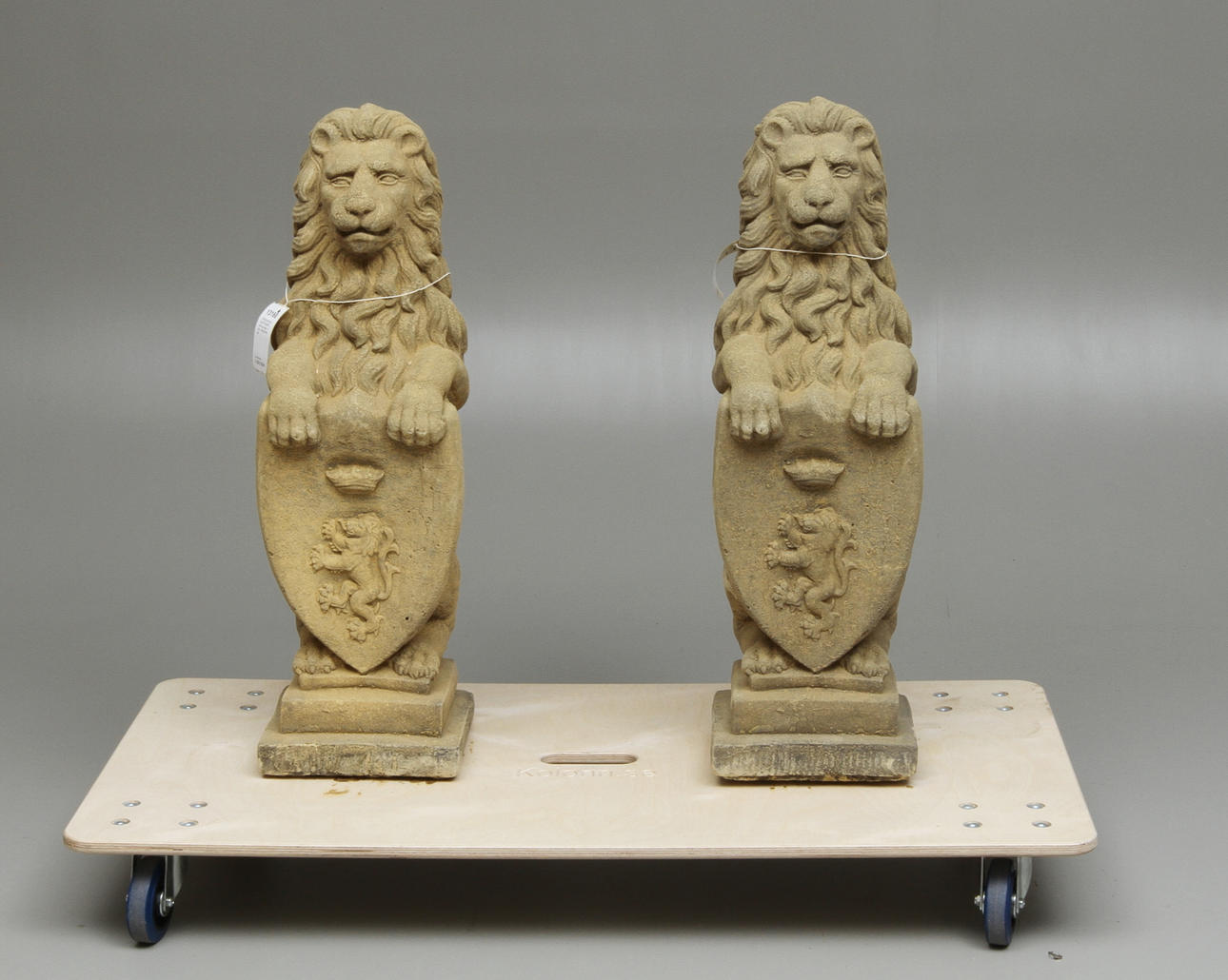 TRÄDGÅRDSSKULPTURER i form av lejon, 1 par, 1900/2000-tal.