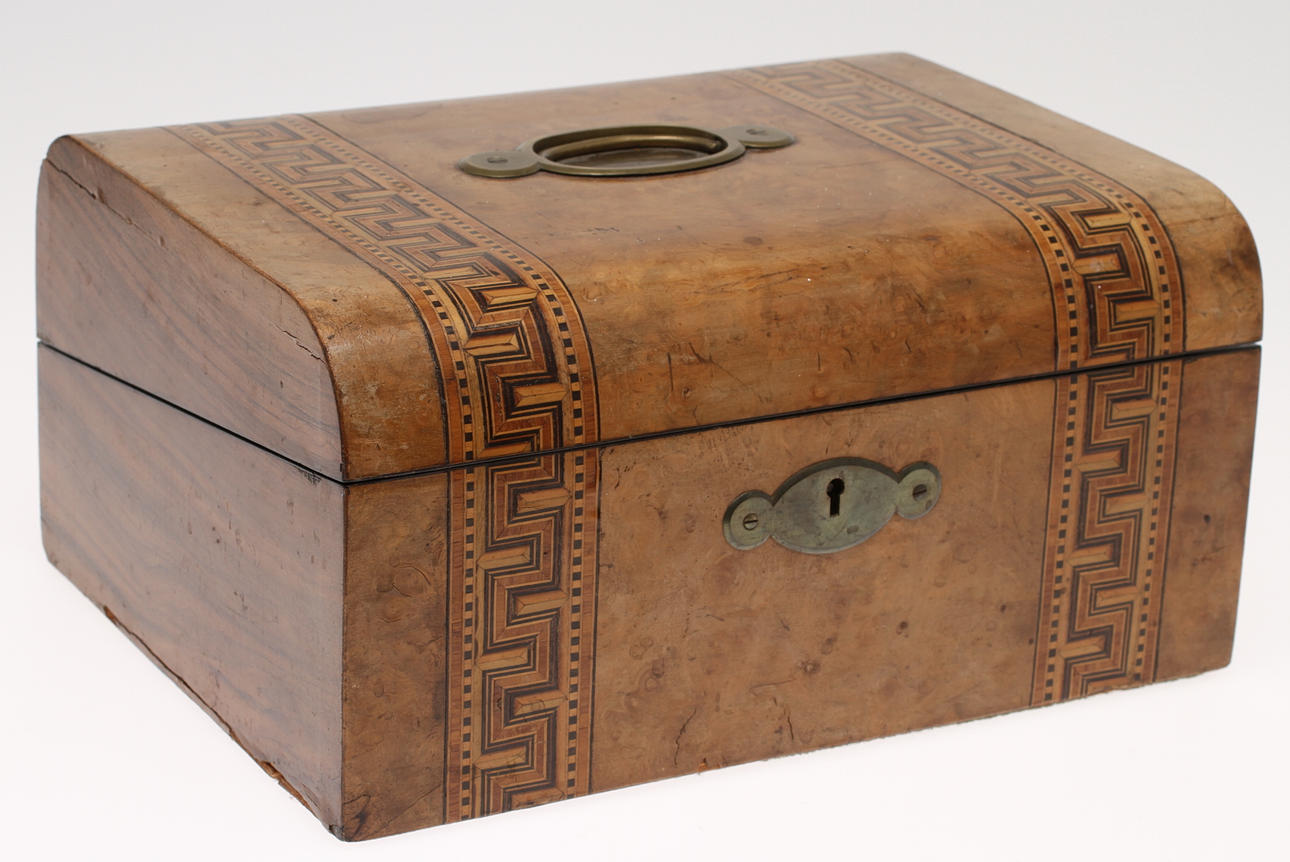 SKRIVSCHATULL, intarsiadekor med meanderbård, 1800-tal.