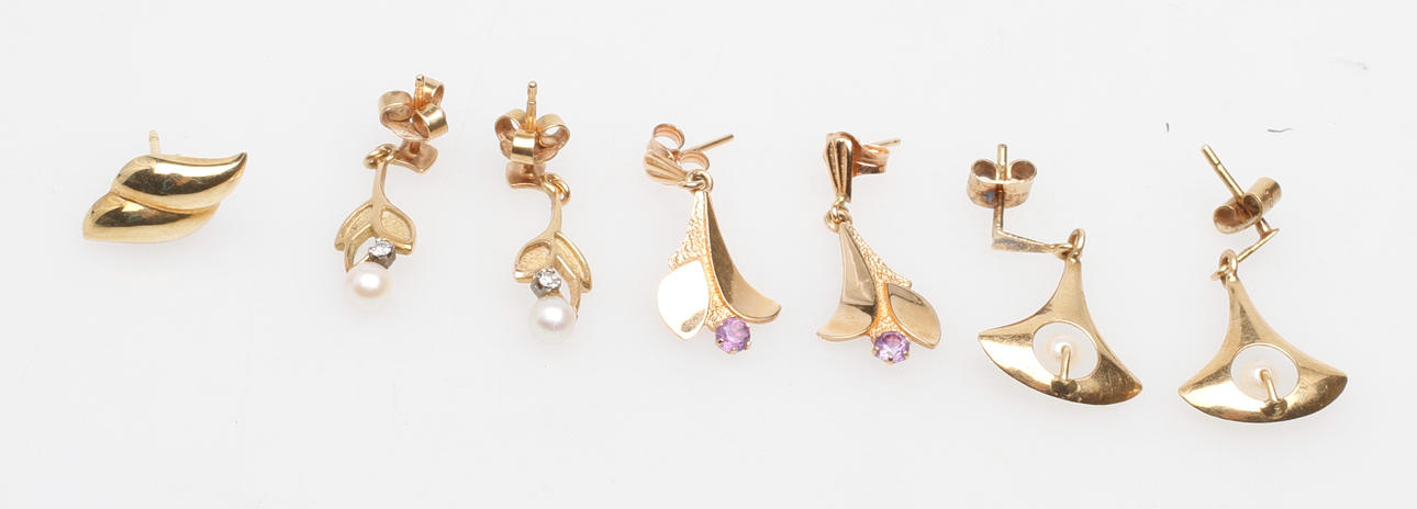 ÖRHÄNGEN, 7 st, 18k guld, vikt ca 6,6 gr.