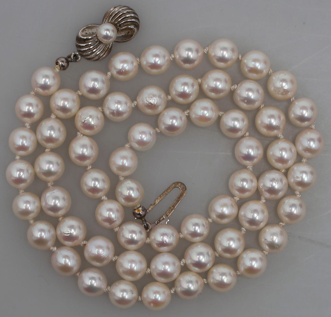 PÄRLCOLLIER MED SILVERLÅS MED PÄRLA.