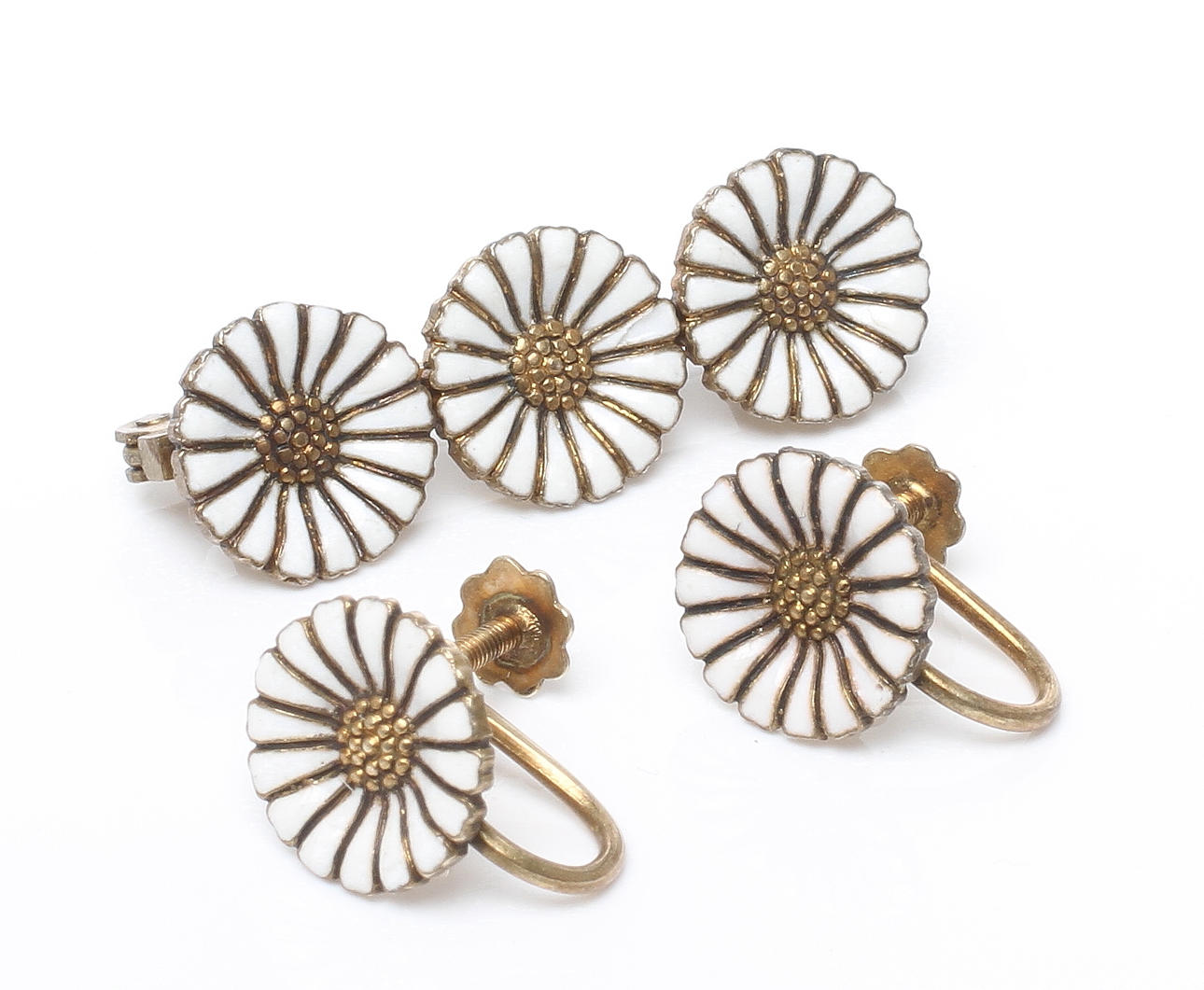 BROSCH samt ÖRHÄNGEN 1 par, förgyllt silver med emalj, "Marguerite" A Michelsen AB, Stockholm 1940-tal.