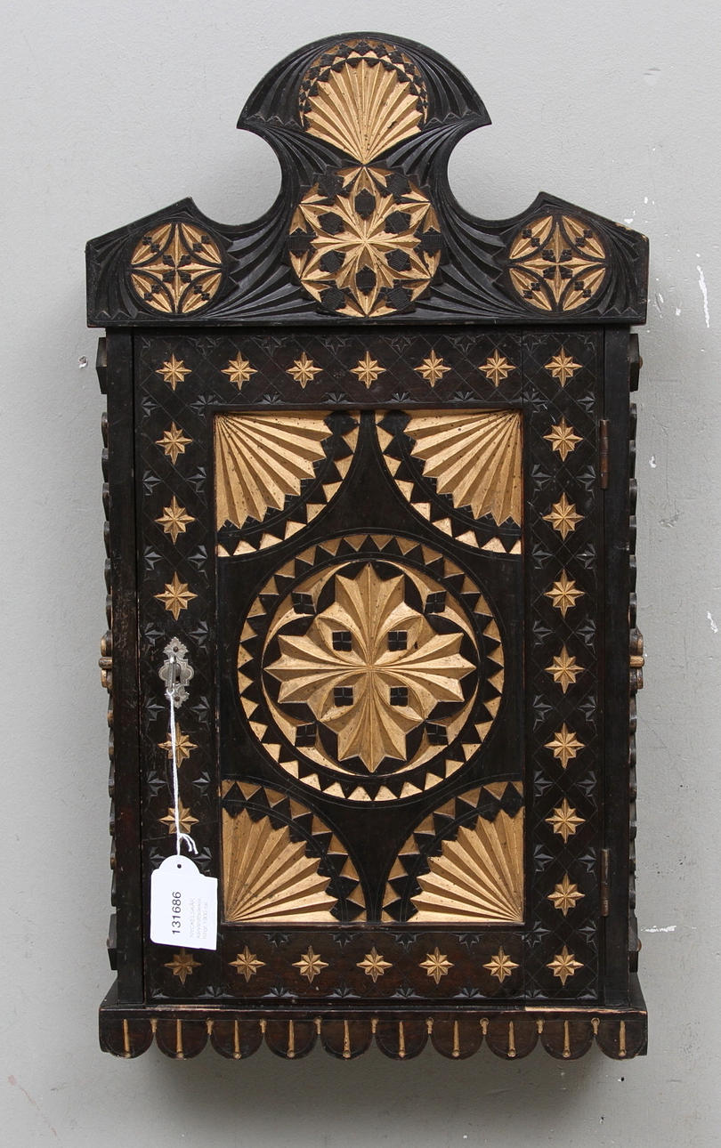 NYCKELSKÅP, karvsnittsdekor, tidigt 1900-tal.