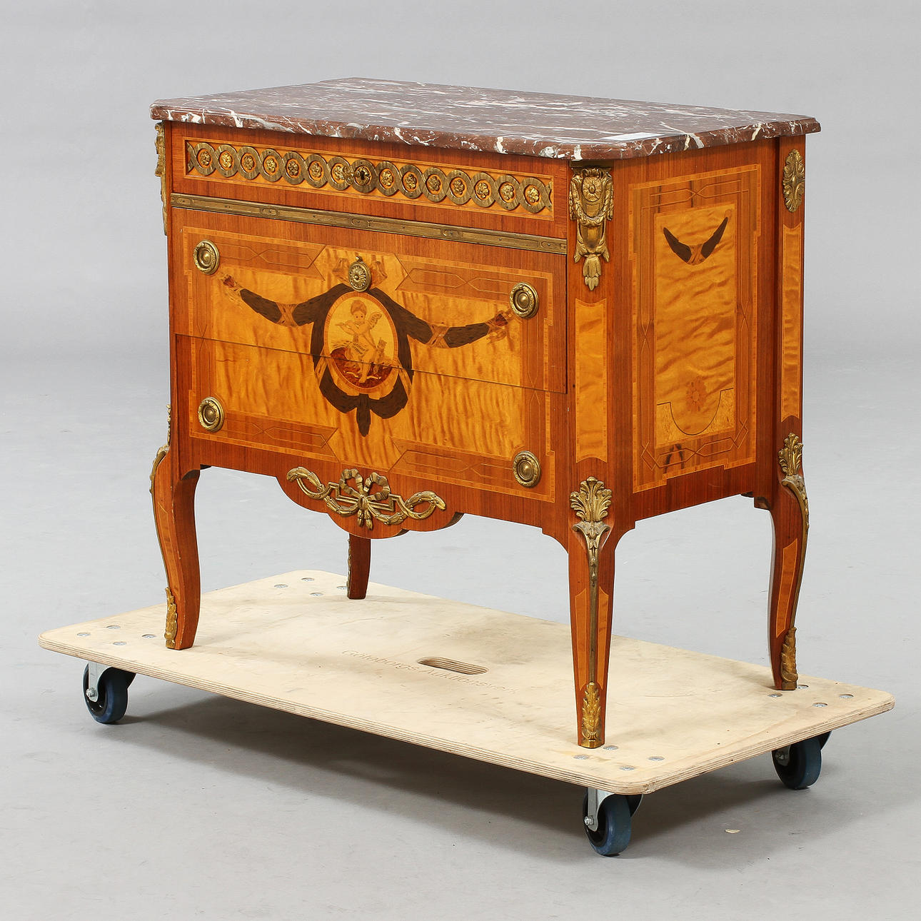 BYRÅ, gustaviansk stil, 1900-tal.