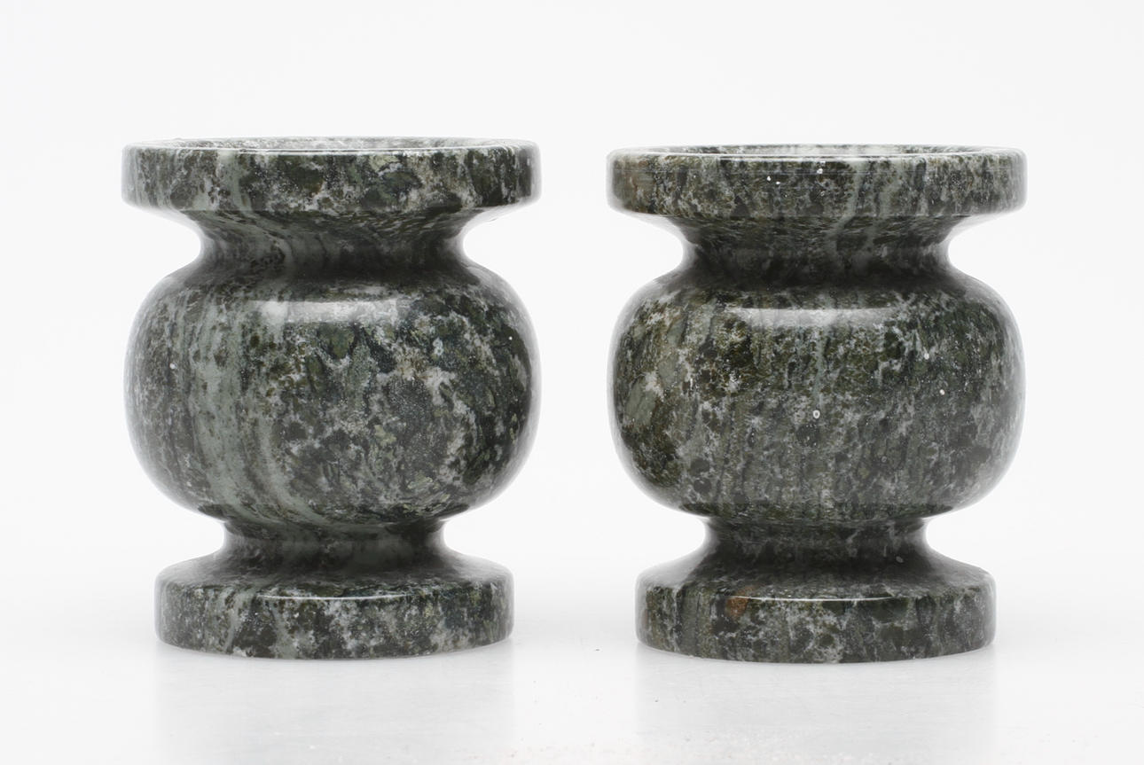 LJUSSTAKAR, ett par, Kolmårdsmarmor, 1900-tal.