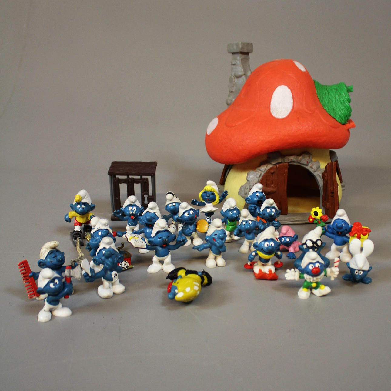 SMURFHUS SAMT SMURFAR 24 stycken.