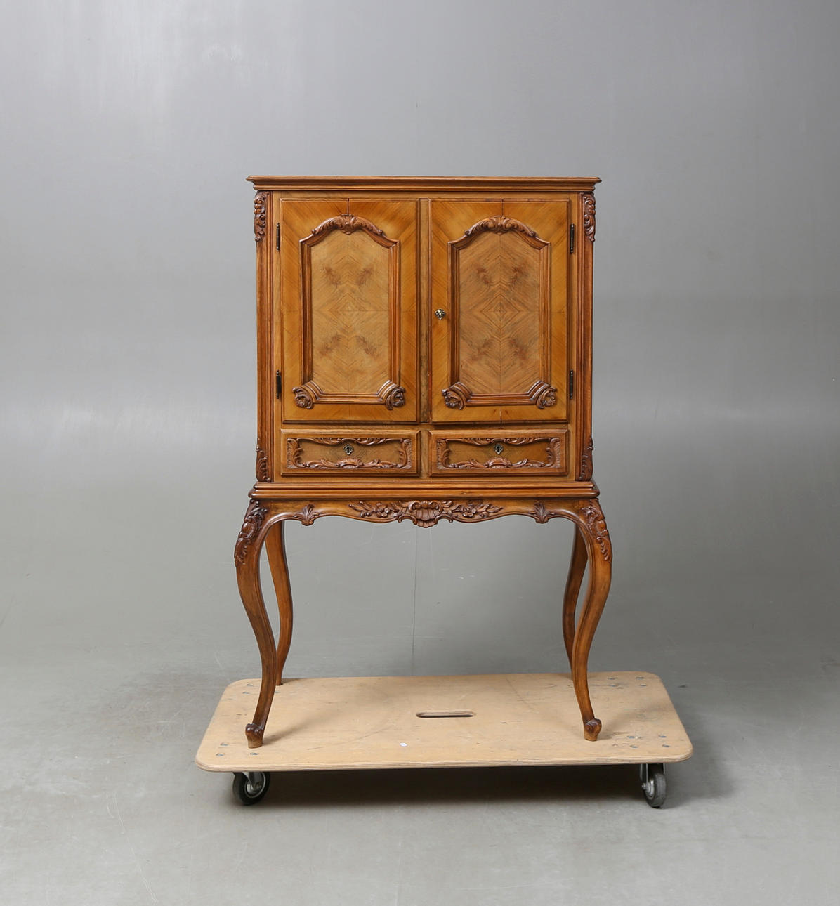 MUEBLE BAR, estilo rococó, siglo XX.
