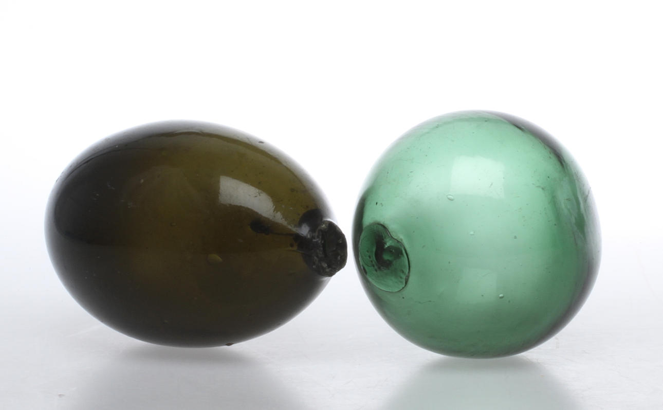 FLÖTEN, 2 st, färgat glas, 1800-tal.