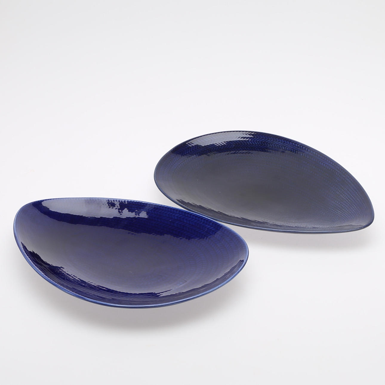 HERTHA BENGTSSON. "BLÅ ELD", serveringsfat, två stycken, Rörstrand.