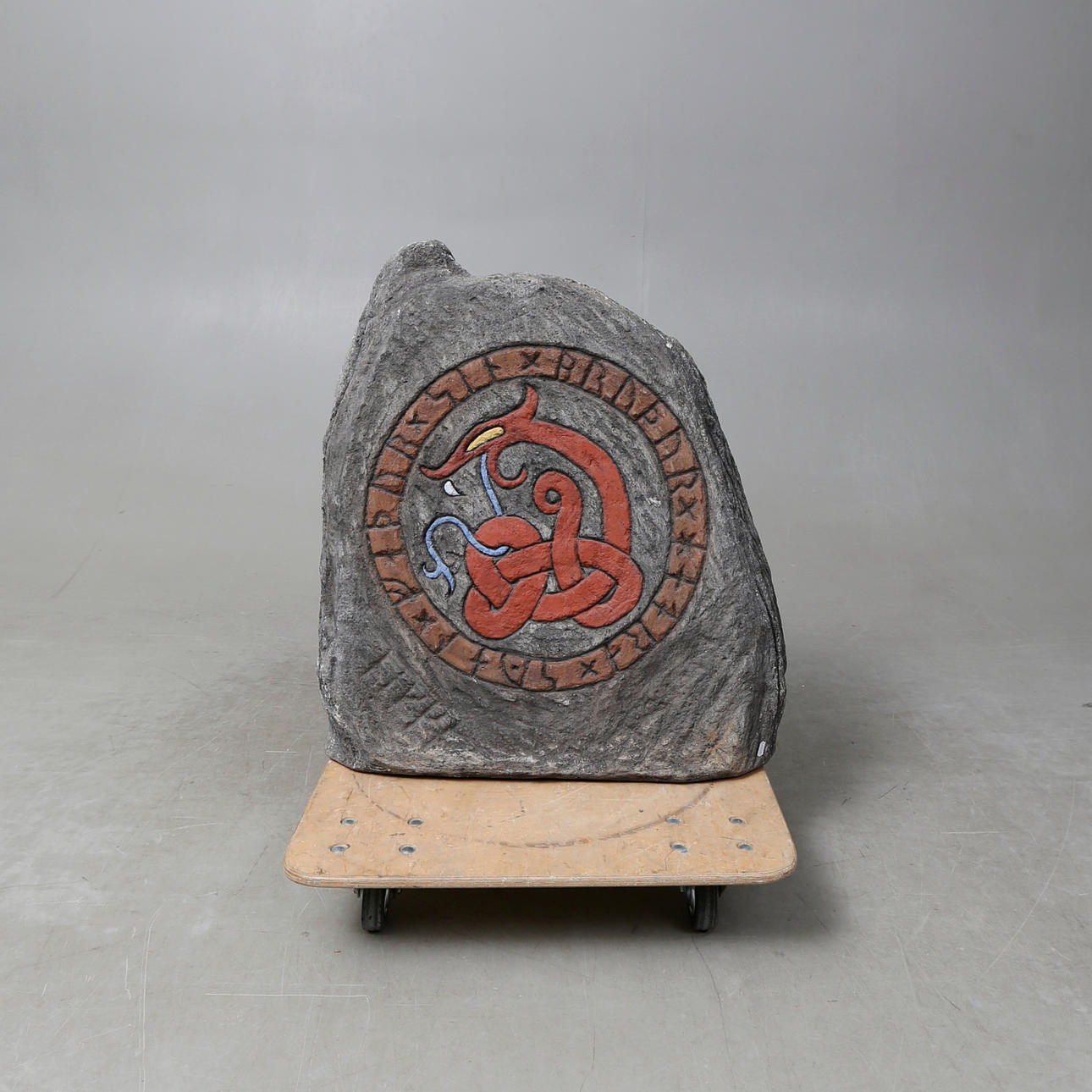 SKULPTUR/LØBSTEN, moderne, plastisk masse.