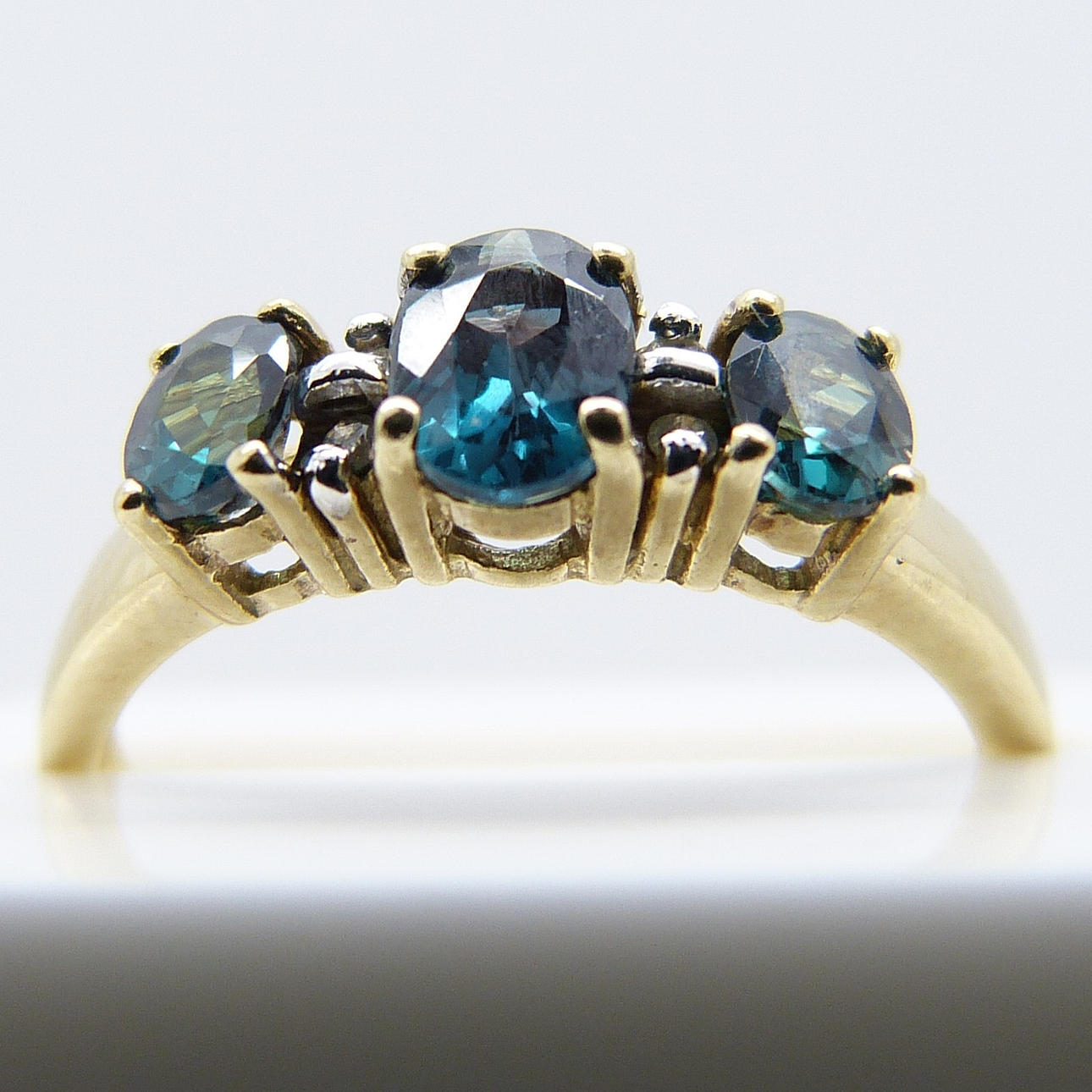 3-STEN ALEXANDRIT RING.