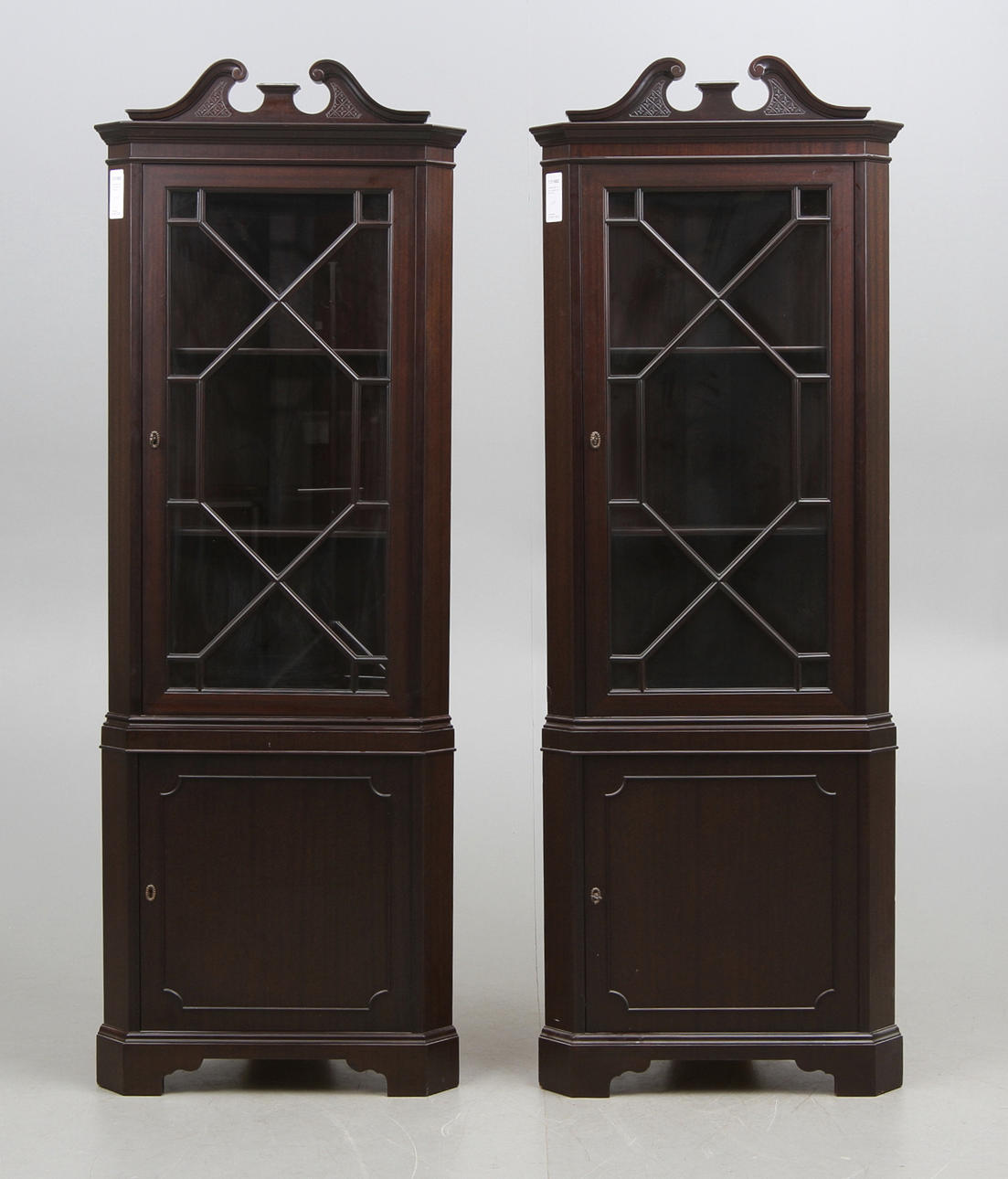 SKÅP, ett par, hörnmodell, engelsk stil, 1900-tal.