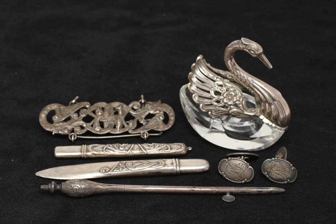 SALTKAR, SPÄNNE, PENNFORDRAL mm. 7 delar, silver.