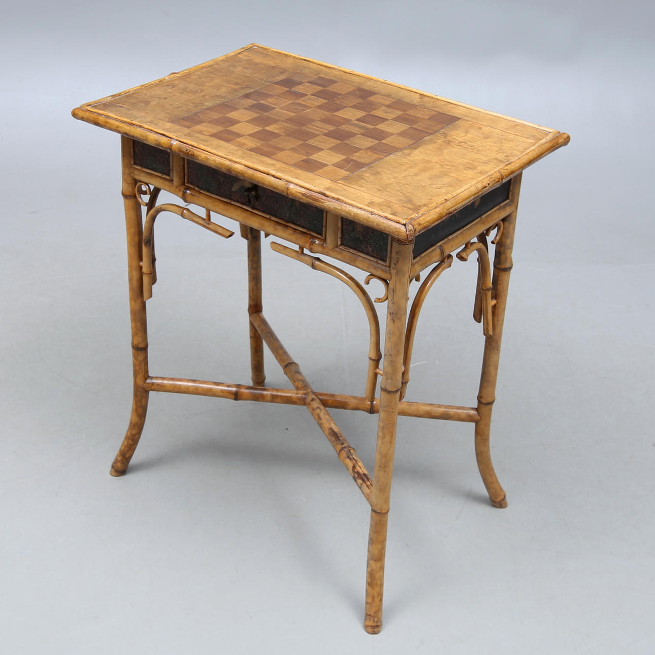 TISCH, Kolonialstil, mit Schachbrettmuster, um 1900.