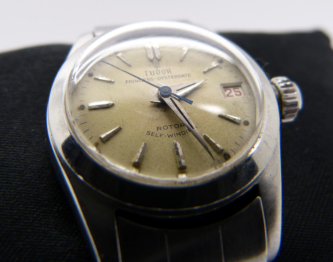 LADIES TUDOR WRISTWATCH.