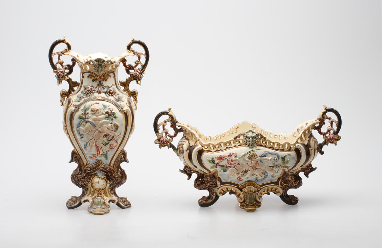 JARDINJÄR samt VAS, majolika, omkring 1900.