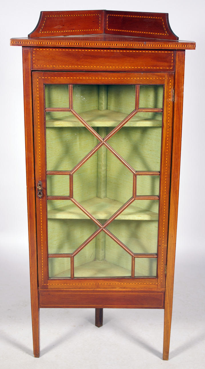 HÖRNSKÅP, mahogny med intarsia, empirestil.