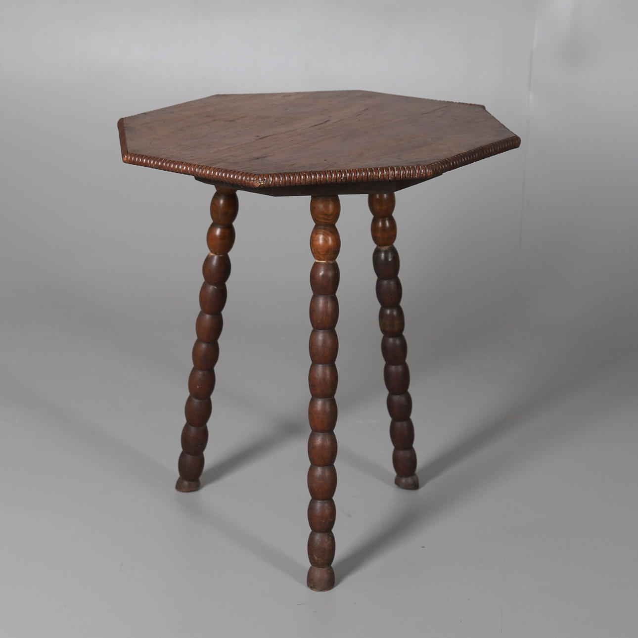 UNA MESA GITANA CON SUPERIOR DE ROBLE VICTORIANO.