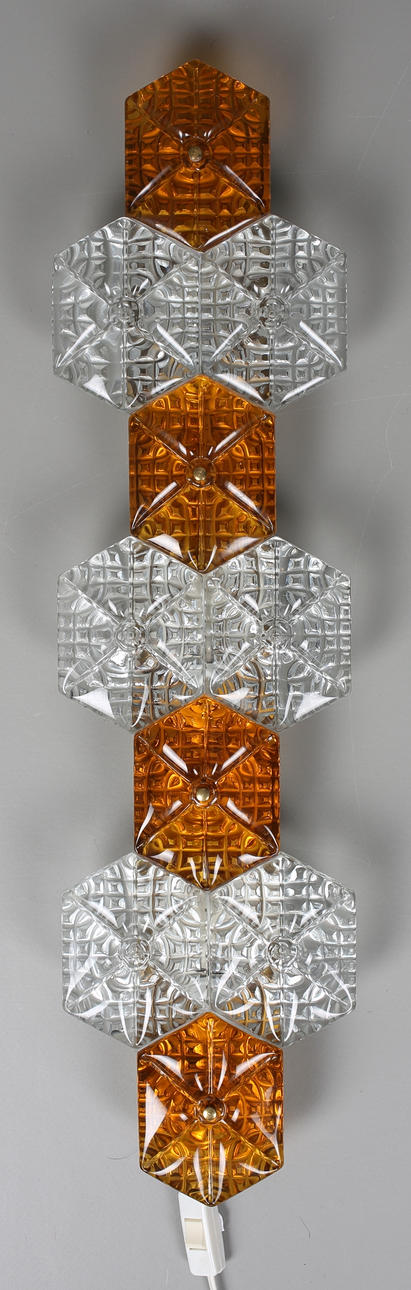 VÄGGLAMAPA i färgat glas, 1970-tal.