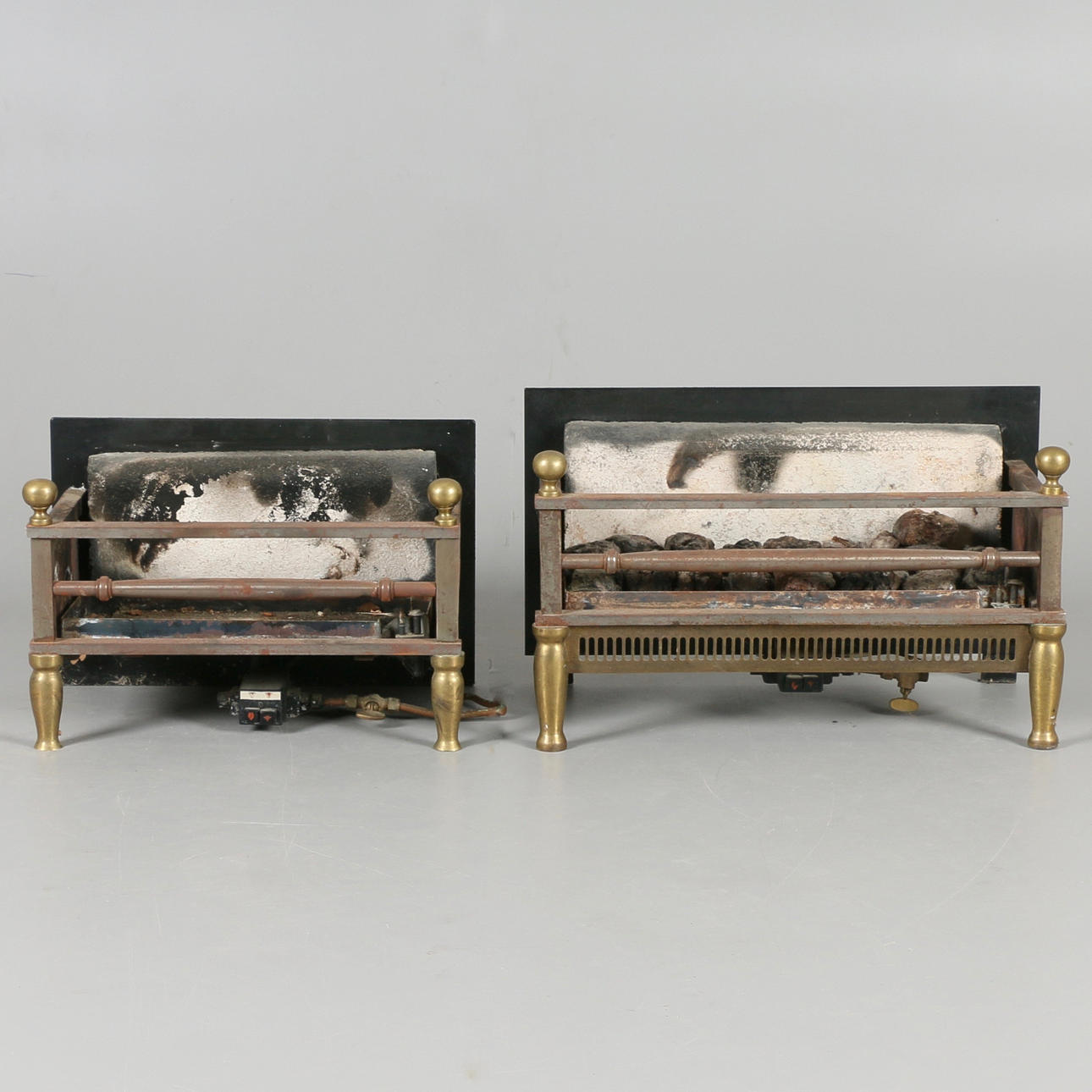 INSATSER, 2 st. Till eldstad, gjutjärn och mässing.