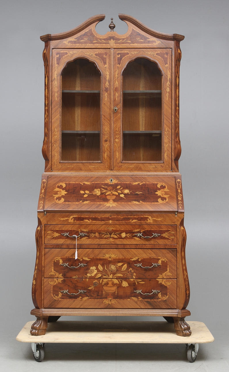 VITRINSKÅP, holländsk barockstil, 1900-talets andra hälft.