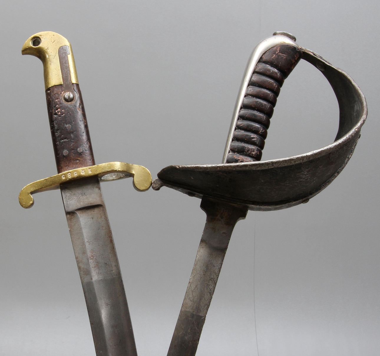 SABELBAJONETT, m/1867 och ÖVNINGSSABEL, 1800-tal.